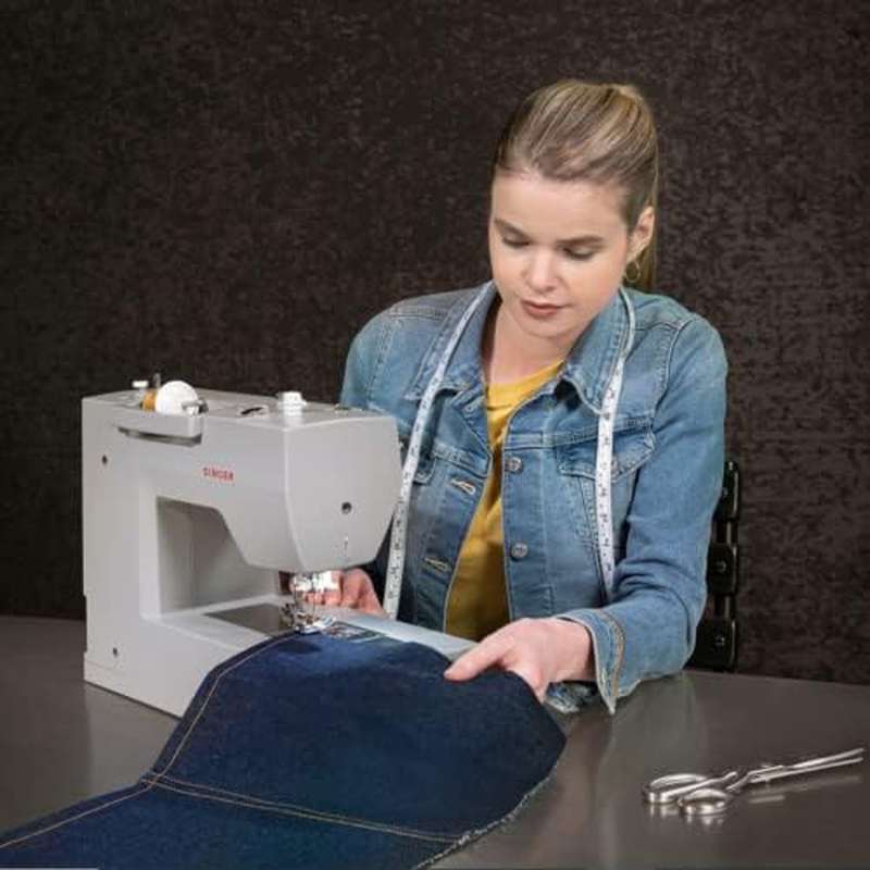 SINGER Heavy Duty Sewing Machine 6700C With Accessory Kit